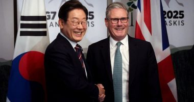 South Korean President Lee Jae-myung and British Prime Minister Keir Starmer shaking hands at a bilateral meeting.