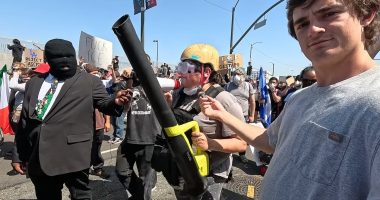 LA rioter dressed in makeshift tactical gear trolled at protests