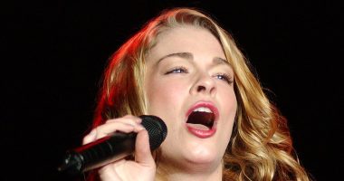 LeAnn Rimes' TEETH fall out mid-performance