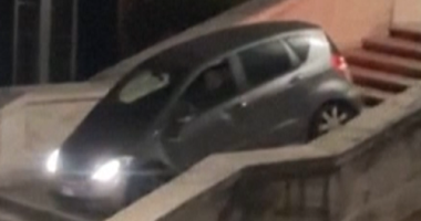 Man gets Mercedes stuck on world-famous Roman landmark