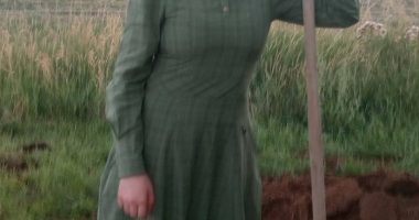 Photo of Rachelle Fischer, a missing teenager, standing in a field with a shovel.