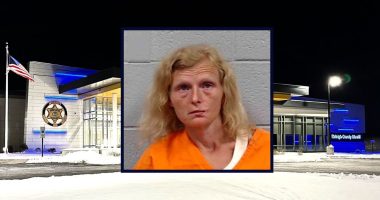 Mom pinned down, yanked teeth from 5-year-old's mouth: Cops