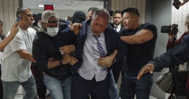 NYC's comptroller dramatically arrested by ICE outside court
