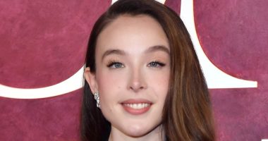 Nepo baby daughter of Hollywood lothario stuns on Tonys red carpet