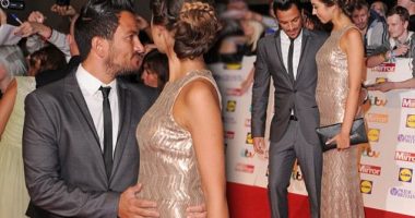 Peter Andre strokes girlfriend's baby bump at Pride Of Britain Awards