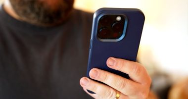 Protect your phone in excessive heat