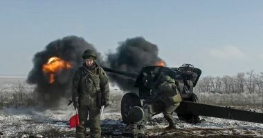 Russian troops firing howitzers during military exercises.