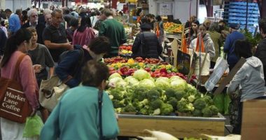 General photo of people shopping for fruits and vegetables at the Queen Vic Market on Friday 2, December 2023. inflation consumer economy