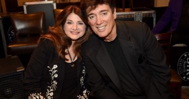 Ronnie McDowell had mini-stroke during performance, son says
