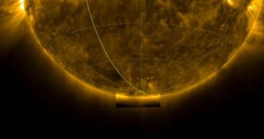 The first photos of the sun's south pole have been sent back to earth by a spacecraft.