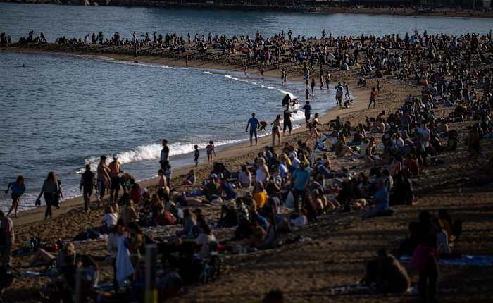 Spaniards packing water pistols blame impact of mass tourism for housing crunch