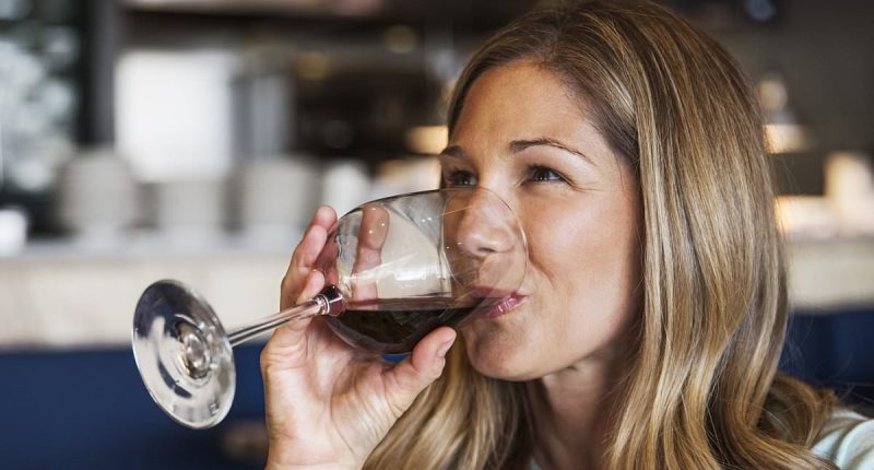 Traveler teaches Karen a lesson during bizarre restaurant encounter