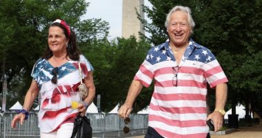 Couple walking near the Washington Monument.