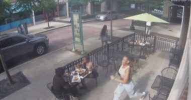 Security camera footage of dine-and-dashing in Chicago.