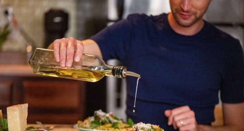 Common cooking oil that could aid in preventing cancer and dementia