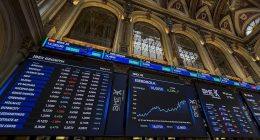 Dollar strengthens as Trump nears China trade deal