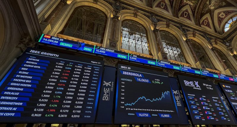 Dollar strengthens as Trump nears China trade deal