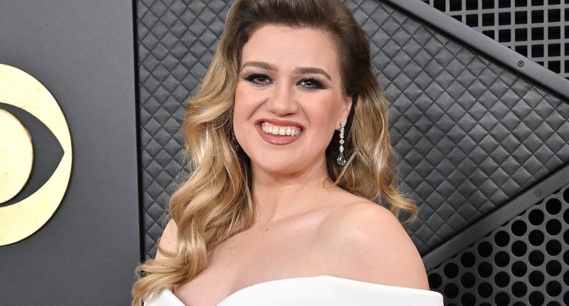 Kelly Clarkson reveals which Bon Jovi song 'almost killed me' after she 'messed it up like a gazillion times'