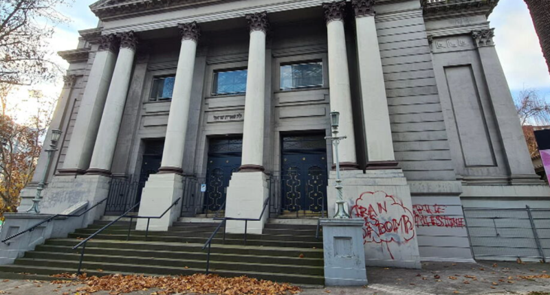 Premier denounces 'disgraceful' vandalism on Melbourne synagogue