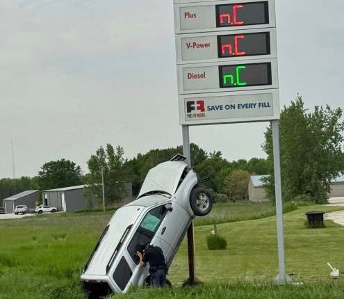 Wisconsin man crashes into gas station sign after high-speed pursuit