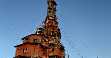 Ten-story pyramid-shaped house built in defiance of demolition notices.