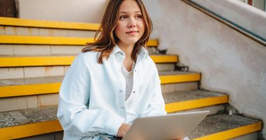 13 Jobs Without College or AI: Salaries Can Start at $70k+
