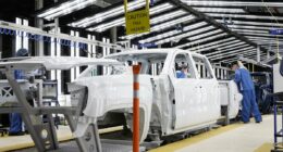 Biggest US carmaker STOPS production for best-selling trucks