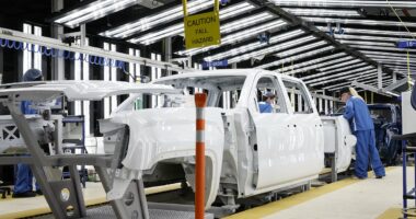 Biggest US carmaker STOPS production for best-selling trucks