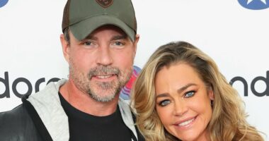 Denise Richards' estranged husband Aaron Phypers ditches wedding ring