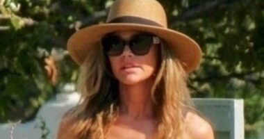 Denise Richards seen without wedding ring amid divorce