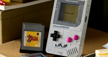 Here is Lego’s official Nintendo Game Boy — with lenticular display