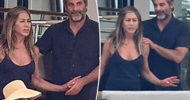 Jennifer Aniston gets back massage from Jim Curtis on yacht