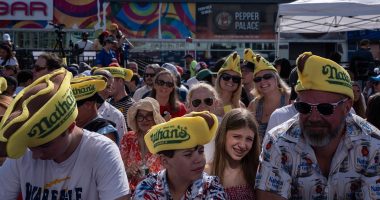Joey Chestnut reclaims Nathan’s hot dog contest title