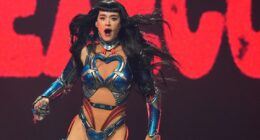 Katy Perry butterfly prop malfunctions during 'Roar' at San Francisco concert