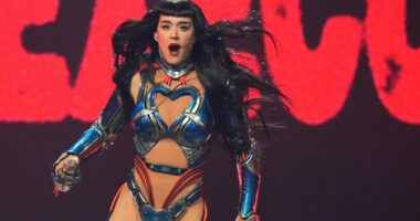 Katy Perry butterfly prop malfunctions during 'Roar' at San Francisco concert