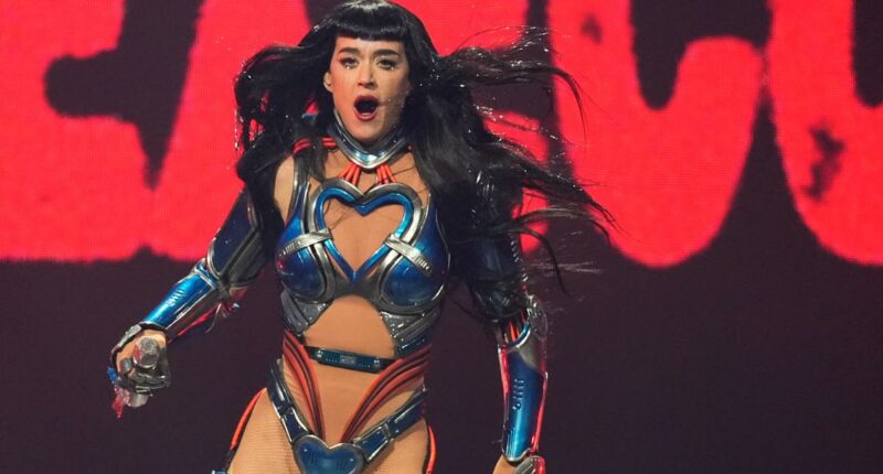 Katy Perry butterfly prop malfunctions during 'Roar' at San Francisco concert