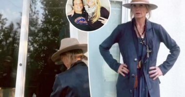Kelley Wolf struggles to enter family home during live stream after Scott Wolf drops restraining order