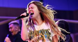 Kelly Clarkson 2.0! Singer unveils bold new look as she announces return to The Voice