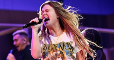 Kelly Clarkson 2.0! Singer unveils bold new look as she announces return to The Voice