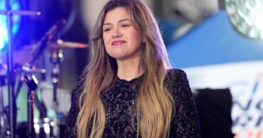 Kelly Clarkson delays Vegas residency debut, citing vocal strain