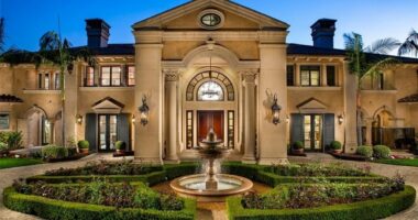 Mysterious fast food heiress unloads mansion at a loss