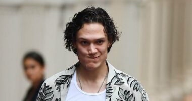 Nepo baby towers over movie star father who left his mom for co-star