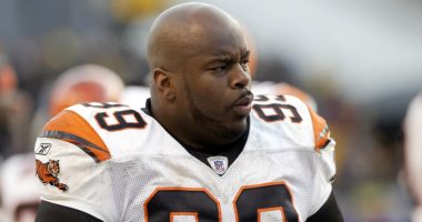 Oliver Gibson, former NFL defensive lineman, dead at 53