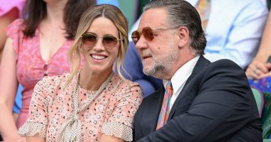 Russell Crowe's fiancée Britney Theriot flashes  diamond ring