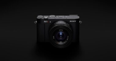 Sony is still stubborn about the size of its cameras