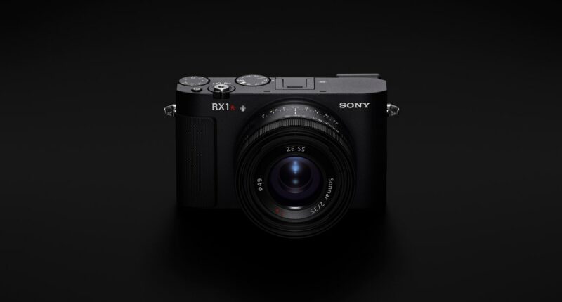 Sony is still stubborn about the size of its cameras