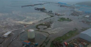 Tsunami fears lessen after 8.8 earthquake in Russia
