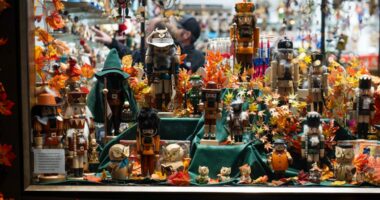 US retailers face holiday challenges amid tariff uncertainty