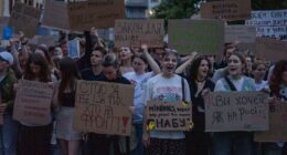 Ukrainians protest law they say weakens anti-corruption agencies