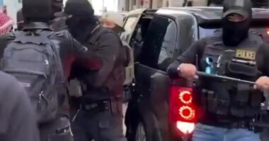 WATCH: ICE agents fight off masked mob outside blue city immigration court